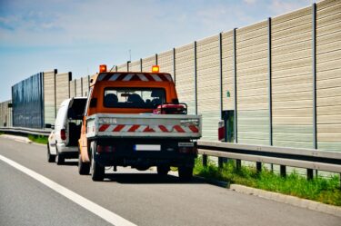 自動車保険のロードサービス（レッカー手配等）はどのくらいで来てもらえますか？
